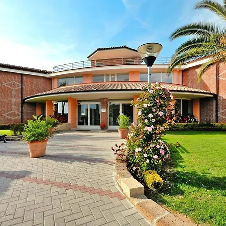 In Cecina Mare With Outdoor Pool